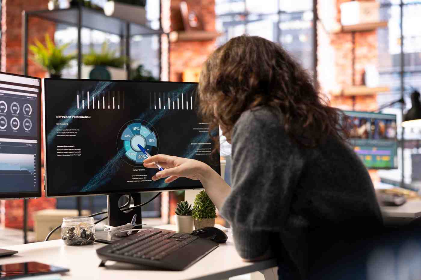 analyst-looking-presentation-charts-dashboard-implement-analytics (1) Best Data Analytics Institute DSU Global IT
